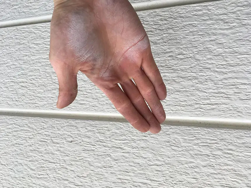 触れると白い粉がつく