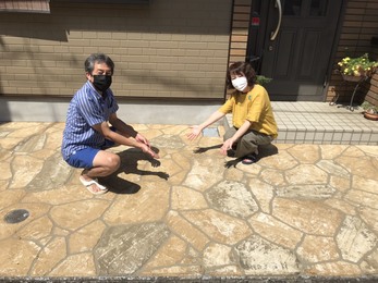今回は屋根と外壁塗装に加え、ローラーストーンも施工させていただきました！
素敵なメッセージも下さったY様ご夫婦です！
お二人がローラーストーンを指さしてくださっているご様子をみるとすごくうれしいです！
