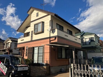 外壁や屋根の劣化、雨樋に溜まる落ち葉への対策についてご相談いただき、屋根・外壁ともに耐久性の高い無機塗料で塗装を実施。1階漆喰仕上げを活かしつつ、住環境に配慮した工夫を行った施工事例です。