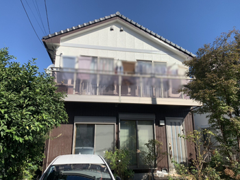 外壁の色あせや艶の低下にお悩みだったお住まいを、ポリウレア塗料で外壁塗装。上下ツートンカラーと付帯部塗装により、艶のある美しい外観に仕上げた施工事例です。