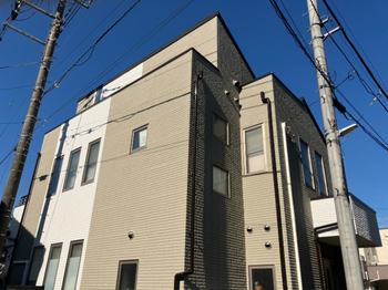 屋根の劣化による不安を解消するため、セネター屋根材を使用した屋根カバー工法と外壁塗装工事を行いました。外壁には遮熱・断熱性に優れたガイナ塗料を採用し、ダブル遮熱仕様で耐久性と快適性を高めた施工事例です。