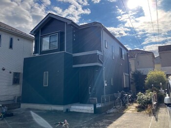 小平近隣にて外壁塗装工事を行いました。明るめの外壁から深みのあるカラーへ塗り替え、引き締まった印象の外観へ生まれ変わりました。