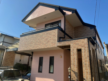 外壁の色あせやツヤの低下を改善するため、期待耐候年数約30年のポリウレア塗料を使用した外壁塗装工事を行いました。耐久性と美観を兼ね備え、新築のような仕上がりを実現した施工事例です。