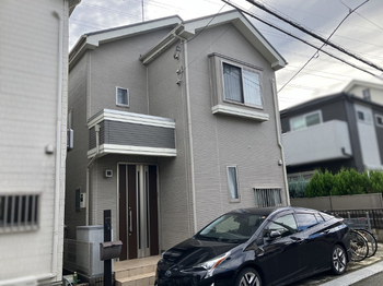 外壁目地のシーリング劣化を補修するため、耐久性の高いオートンイクシードを使用した打ち替え工事を行いました。足場設置の機会を活かし、棟板金の塗装も同時に実施した外装メンテナンスの施工事例をご紹介します。