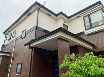 小平市にて、無機塗料を使用した屋根外壁塗装・ローラーストーン工事を行いました。外壁や屋根の汚れ・劣化を改善し、耐久性と美観性を向上。玄関まわりも高級感ある仕上がりへ生まれ変わった施工事例をご紹介します。