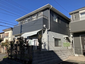 東久留米市で屋根・外壁塗装を施工しました。  北側外壁に発生した苔・黒カビや、劣化したシーリングを補修し、高耐久フッ素塗料で塗装。耐久性と美観を両立した住まいへ生まれ変わりました。