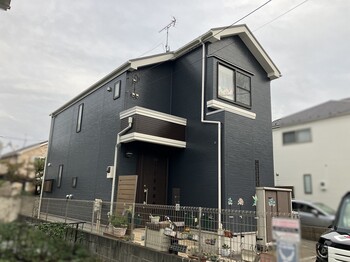 東村山市で屋根・外壁塗装工事を行った施工事例をご紹介。劣化したシーリングや外壁の苔・カビを確認し、外壁には無機Z、屋根にはガイナを採用。施工前・施工中・施工後の写真とともに、工事内容やお客様の声、費用109万円・工期12日間の詳細をご紹介します。